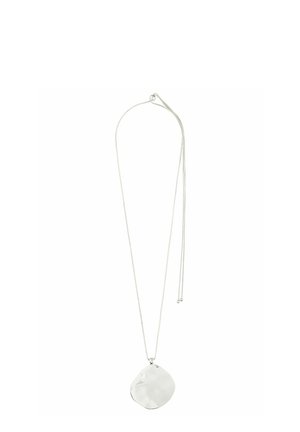 Collana di argento con un pendente irregolare e lucido sospeso al centro, su uno sfondo bianco.