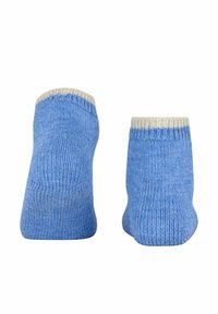 Blaue gestrickte Knöchelsocken mit einer gerippten Textur und einem cremefarbenen Bund, die ein nahtloses Design ohne Muster oder Akzente zeigen.