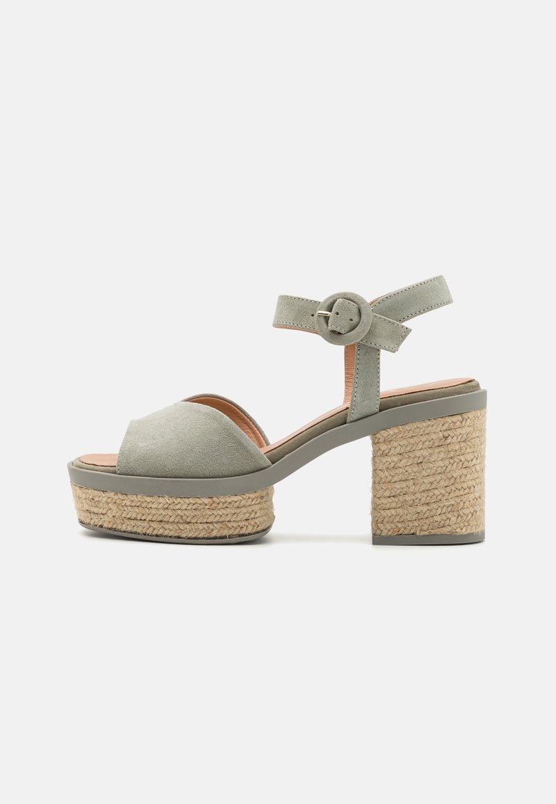 Sandales en suede vertes à plateforme avec un talon en jute tissé de style espadrille, bout ouvert et bride ajustable à la cheville avec détails de boucle.