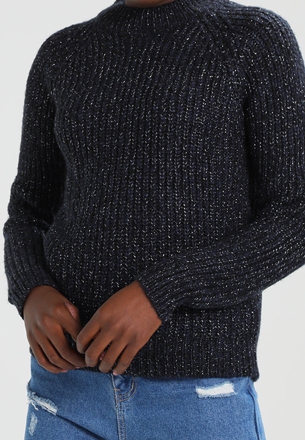 Marineblau gestrickter Pullover mit strukturiertem Design, metallic-farbenen Akzenten und Rundhalsausschnitt. Verfügt über lange Ärmel und schmale Bündchen.