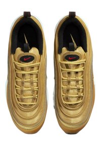 Tenisky se zlatou texturou a tkaným vzorem, s černými akcenty, červeným logem Nike a bílou podrážkou. Obsahují vrstvené části a detaily šněrování.