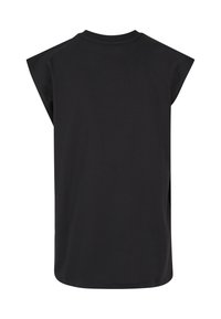 Must lühikeste varrukatega t-särk, lõdva lõikega, ümmarguse kaelusega ning pehme ja sileda tekstuuriga. Seljaosa on lihtne, ilma lisatud kaunistusteta.