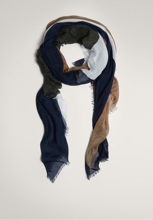 Lang rektangulært tørklæde med farveblokke i marineblå, lyseblå, olivengrøn og tan, vist løst sammenrullet på en lys baggrund.