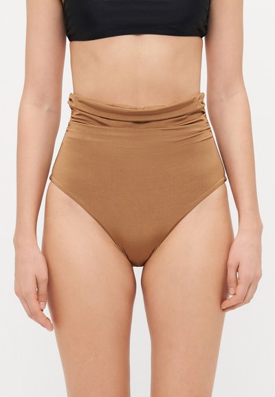 Magas derékszabású bikini alsó sima, rugalmas barna anyagból, gyűrött derékpánttal és modernes kinézettel, ami igazán csinos megjelenést kölcsönöz.