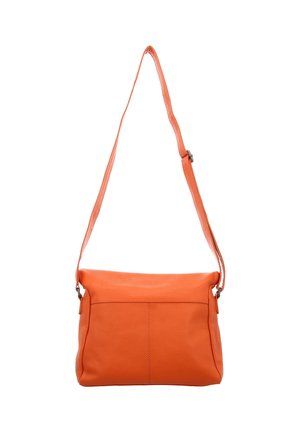 Orangefarbene Leder-Umhängetasche mit verstellbarem Riemen und schlichtem, gestepptem Design auf weißem Hintergrund.