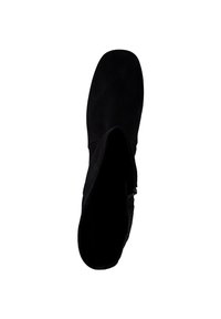 Bottine noire en daim avec un extérieur lisse, un bout arrondi et une fermeture zippée sur le côté. Texture douce et design minimaliste.