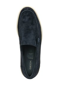 Scarpa slip-on in suede blu navy con suola in gomma beige e dettagli di cucitura. L'interno presenta una soletta imbottita etichettata 'GEOX Respira.'
