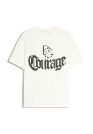 Weißes T-Shirt mit kurzen Ärmeln und schwarzem Text "Courage" sowie einem Schild oben, das zwei Rosen, Sterne und die Zahl 45 zeigt.