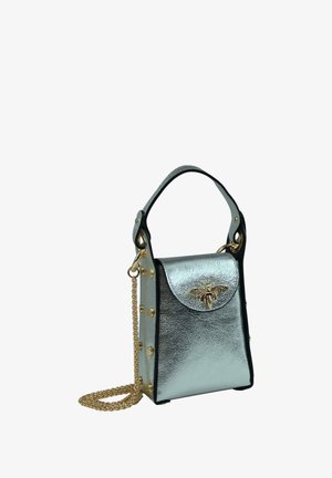 Metallic zilveren handtas met een rechthoekige vorm. Voorzien van een goudkleurige bijen-sluiting, gouden studs aan de zijkanten en een afneembare kettingriem.