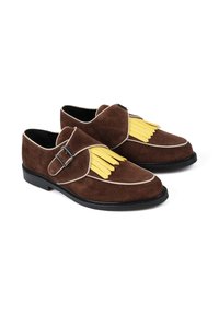 Brązowe zamszowe buty z szerokim paskiem z srebrną klamrą i żółtymi frędzlami, uzupełnione białym wykończeniem i czarną podeszwą.