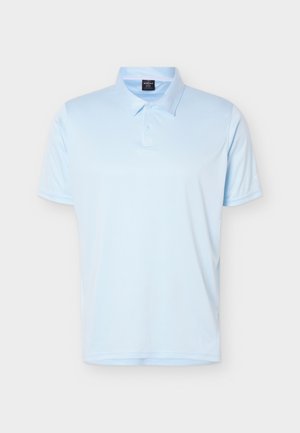 Hellblaues Polohemd mit kurzen Ärmeln, zwei Knöpfen und Kragen, flach liegend vor einem schlichten weißen Hintergrund dargestellt.