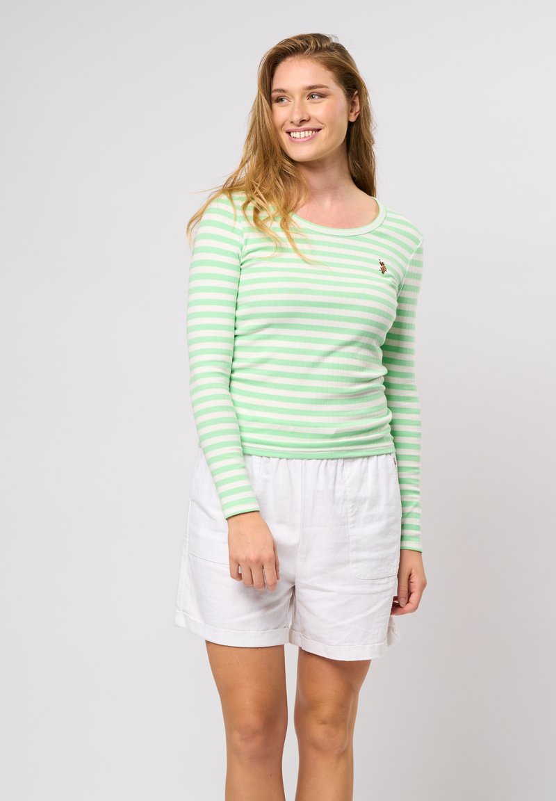 Lichtgroen gestreept shirt met lange mouwen, een ronde halslijn en klein logo, gecombineerd met witte linnen shorts met een elastische tailleband.