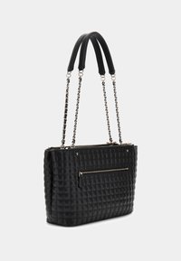 Borsa a tote in pelle trapuntata nera con doppie maniglie superiori, tracolla con catena e tasca frontale con zip. Superficie texturizzata con ferramenta lucida.