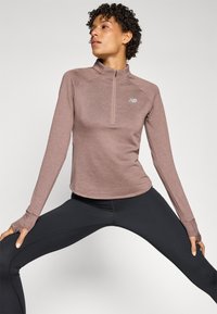 New Balance ATHLETICS GRID 1/2 ZIP - Hosszú ujjú felső - earth shadow heather