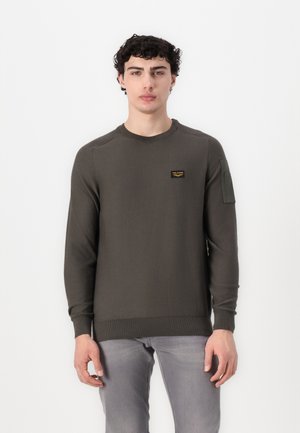Olivgrüner Pullover, gestrickter Stoff, Rundhalsausschnitt, lange Ärmel mit einer aufgesetzten Tasche, mit einem Logo-Tag auf der linken Brust.