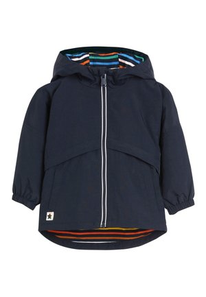 Marineblauwe lichte jas met capuchon, ritssluiting, elastische manchetten en gestreepte binnenvoering in levendige kleuren. Voorzien van zijzakken.