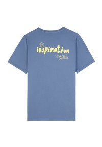 Blauwe katoenen t-shirt met korte mouwen en een ronde hals. Het ontwerp op de achterkant bevat gele tekst: "BE inspiration x SCALPERS COMPANY."