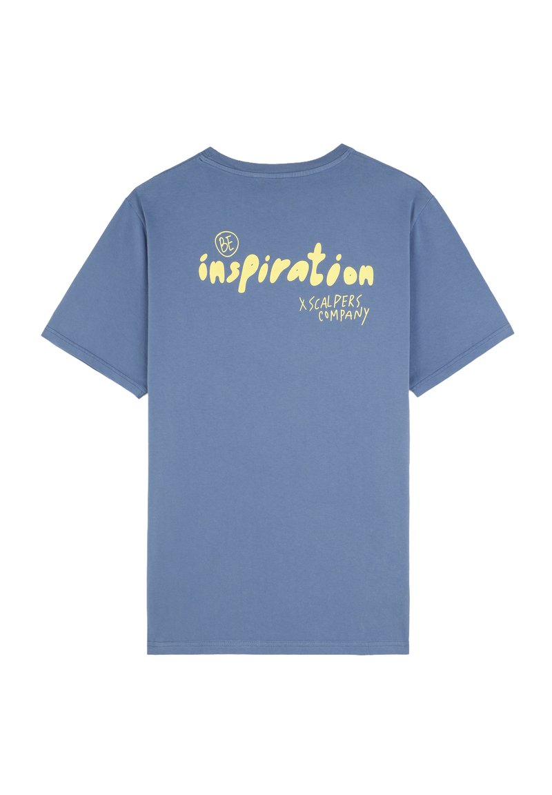 Blauwe katoenen t-shirt met korte mouwen en een ronde hals. Het ontwerp op de achterkant bevat gele tekst: "BE inspiration x SCALPERS COMPANY."