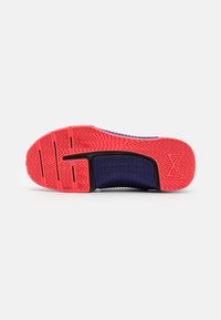 Nike Performance METCON 9 FLYEASE - Sportovní boty - cement grey/hot punch/black/concord/green frost
