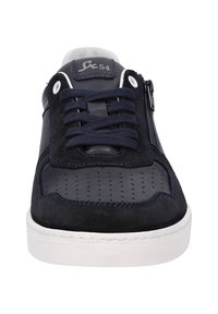 Marineblaue Sneaker mit Obermaterial aus Wildleder und durchlässigem Synthetik, weißer Gummisohle, Schnürung vorne und seitlichem Reißverschluss.