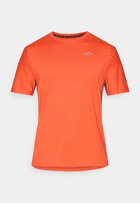 Lys orange kortærmet atletisk T-shirt med rund hals og lille lyseblåt logo på venstre bryst mod hvid baggrund.