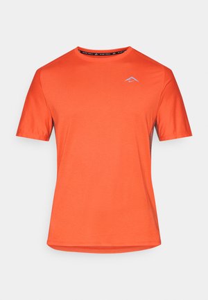 Helles orange Kurzarm-T-Shirt für Sport mit Rundhalsausschnitt und kleinem hellblauen Logo auf der linken Brust vor weißem Hintergrund.