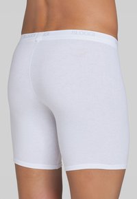 Boxer shorts bianchi in cotone con una texture liscia e una vita elasticizzata, caratterizzati da un discreto logo SLOGGI lungo il bordo superiore.
