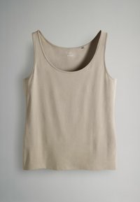 Maiou bej cu decolteu rotund și bretele late, realizat dintr-un material moale. Are un design simplu și margini fără cusături pentru un finisaj neted.