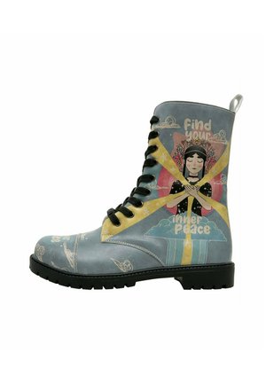 Blaue High-Top-Boots aus Kunstleder mit einem bunten Design eines Mädchens und dem Text "Finde deinen inneren Frieden" sowie schwarzen Schnürsenkeln.