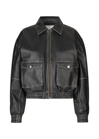 Veste courte en cuir noir avec fermeture éclair à l'avant, deux grandes poches plaquées et des poignets et un ourlet élastiques. Texture lisse avec des coutures contrastées.