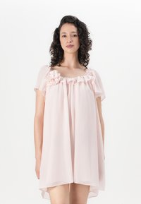 Rožinė šifono suknelė su trumpomis plazdančiomis rankovėmis, ruffles apykakle ir gėlių akcentu kairėje pusėje. Laisvas siluetas su asimetrišku hemu.