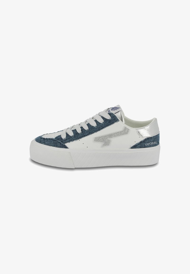 Baskets blanches avec un accent en denim, des détails métalliques argentés et une semelle texturée. Comprend une fermeture à lacets et un logo au niveau du talon.