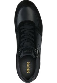 Zapatilla Geox Respira negra con cordones en la parte delantera y cremallera lateral, que presenta una combinación de materiales de cuero y ante.