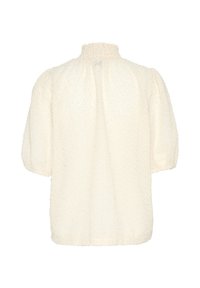 Blusa color crema con una superficie texture, collo alto e maniche a sbuffo. Il tessuto sembra morbido e leggermente peloso.