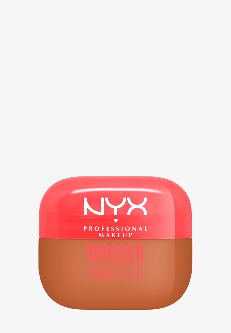 NYX Professional Makeup-crème in een ronde, tweekleurige verpakking; bovenste helft roze, onderste helft bruin; vetgedrukte tekst "WONDER SNATCH" in het roze.