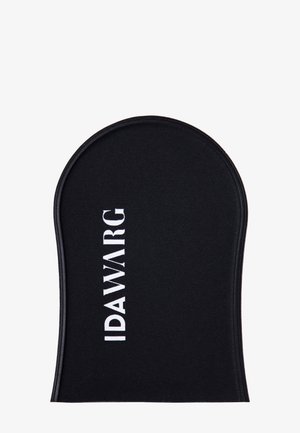 Schwarzes Neoprenprodukt mit einer geschwungenen, ovalen Form. Auffällig in weißer Schrift "IDAWARG" platziert. Glatte Textur und Nahtdetails.