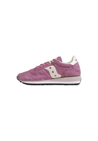 Scarpa sportiva in suede rosa con dettagli in pelle bianca, design con lacci e suola in gomma. Presenta il marchio sul tallone e sul lato.