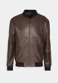 Giacca bomber in pelle marrone con zip frontale, collo e polsini a costine e due tasche laterali. Texture liscia con dettagli di cuciture minimi.
