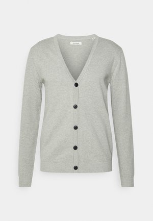 Hellgraue Strickjacke mit langen Ärmeln, V-Ausschnitt und fünf schwarzen Knöpfen vorne, dargestellt vor einfachem Hintergrund.