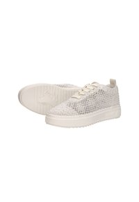 Baskets basses blanches à motif de dentelle avec semelles épaisses en caoutchouc et lacets, montrant une chaussure debout et une chaussure sur le côté.