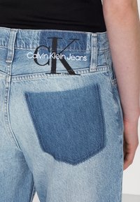 Calvin Klein Jeans MOM JEAN - Vaqueros boyfriend - denim light