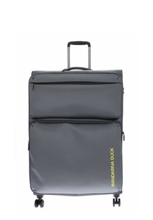 Grande valise grise à roulettes avec deux poches zippées à l'avant, poignée télescopique sortie et texte "Mandarina Duck" en jaune en bas à droite.