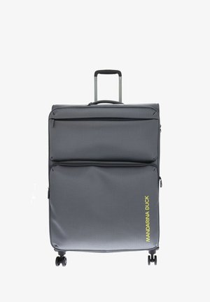 Grande valise grise à roulettes avec deux poches zippées à l'avant, poignée télescopique sortie et texte "Mandarina Duck" en jaune en bas à droite.