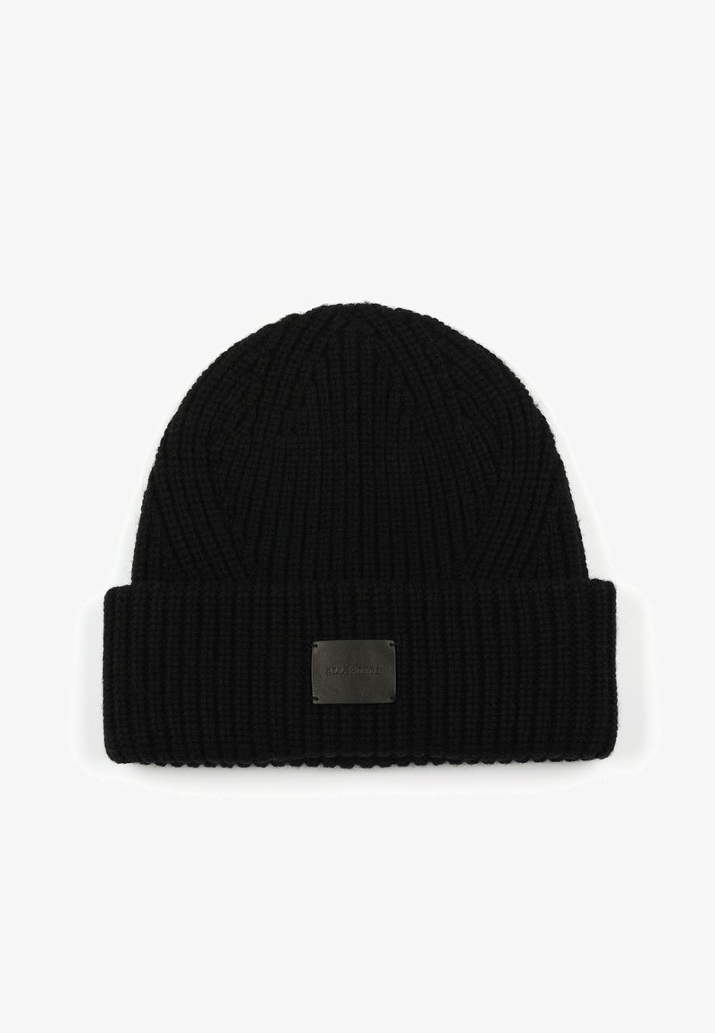 Cappello in maglia nera con una texture a coste, dotato di un risvolto e una piccola etichetta in pelle rettangolare sulla parte anteriore.