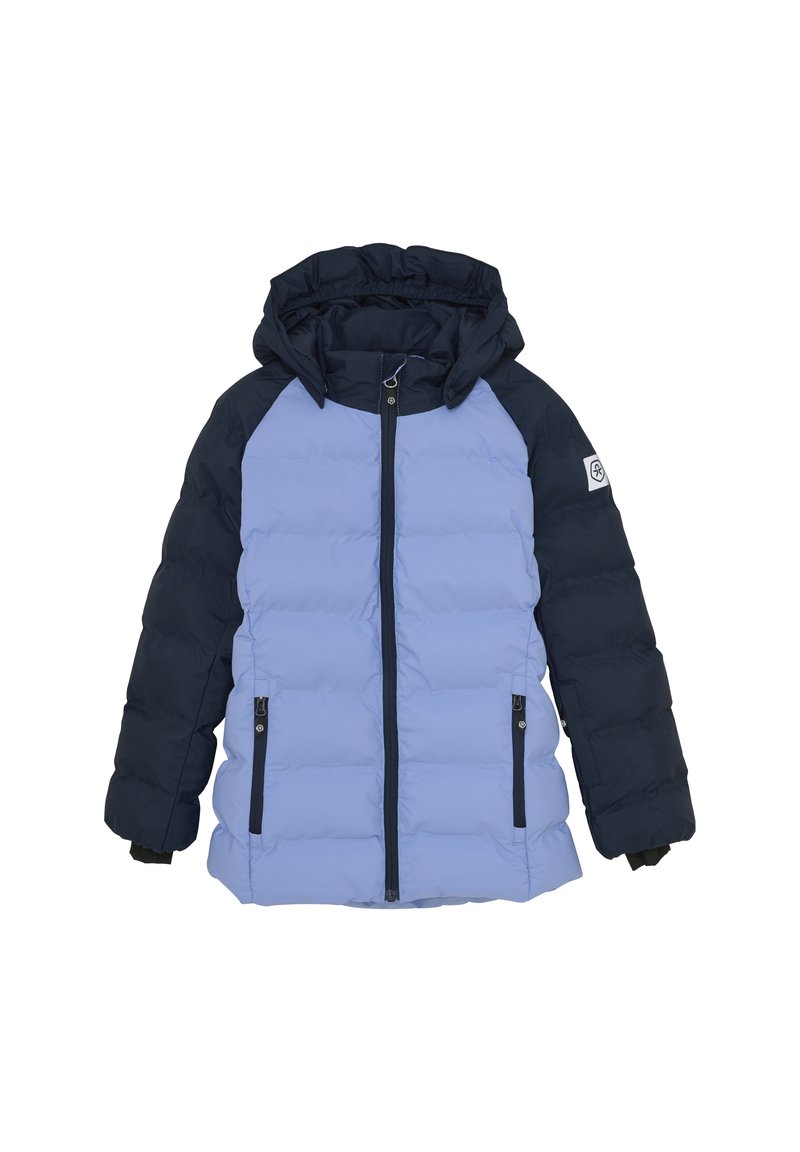 Puffjakke med lys blå front og mørkeblå ærmer, har hætte, lynlås foran og to sidelommer med mørk kant.