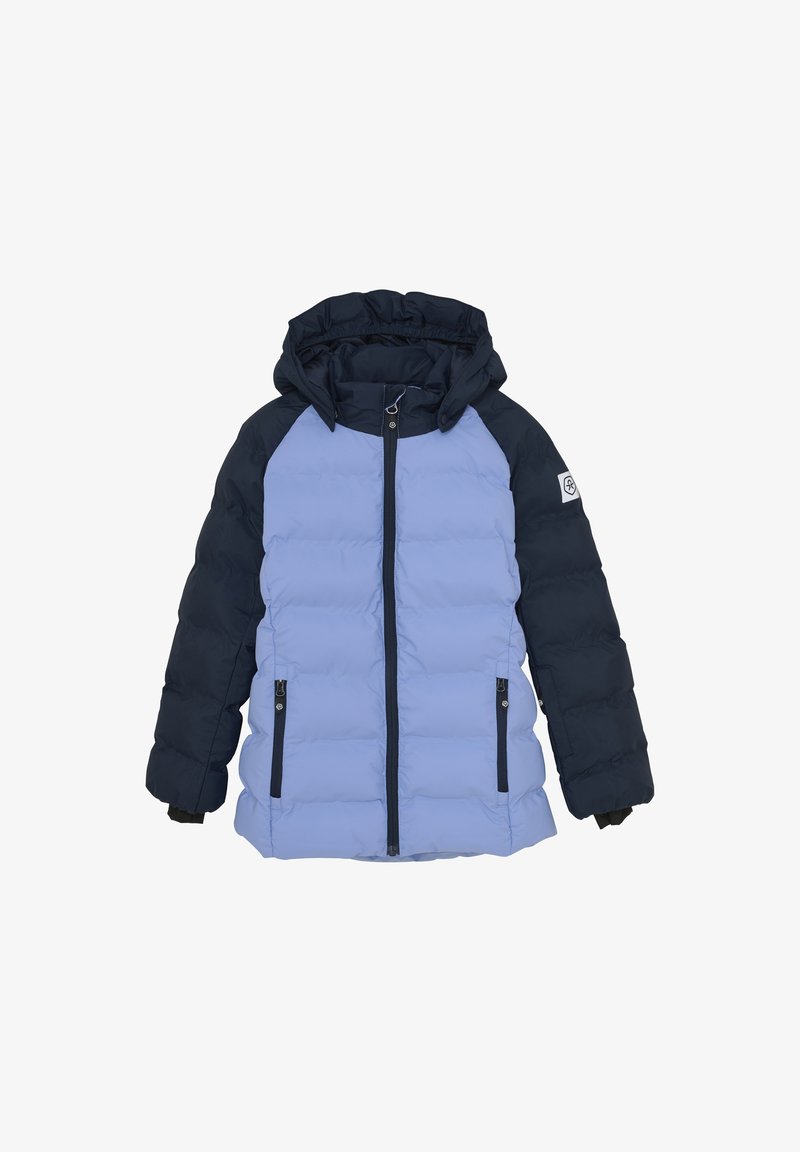 Puffjakke med lys blå front og mørkeblå ærmer, har hætte, lynlås foran og to sidelommer med mørk kant.