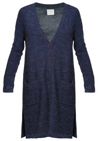 Cardigan long en tricot bleu marine avec col en V, quatre boutons, deux poches avant et manches longues.