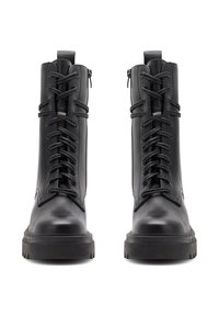 Melna ādas kara zābaki ar augstu dizainu, priekšējo šņores aizdari un masīvu gumijas zoli ar redzamu protektoru.