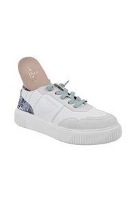 Biała tenisówka z fakturowaną cholewką, miętowozielonymi sznurowadłami i wzorzystym zapiętkiem, wyposażona w grubą gumową podeszwę i wszytą wkładkę z logo.