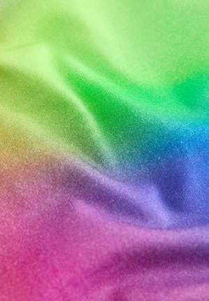Gradientstof med en glat tekstur, der viser farver, der går fra livligt grønt til blå, lilla og pink nuancer.